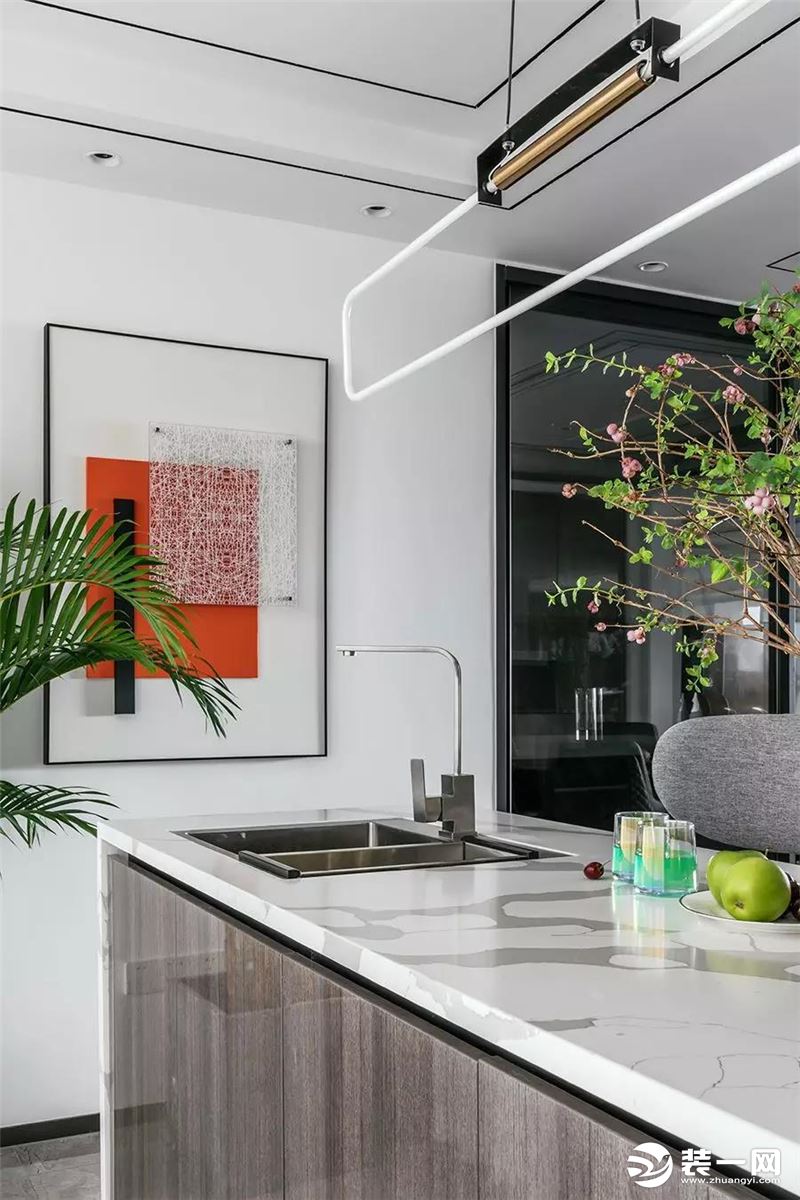 厨房以灰色为设计基调，三种浊度凸显空间的层次，借流畅线条穿插，强调生活的精致。