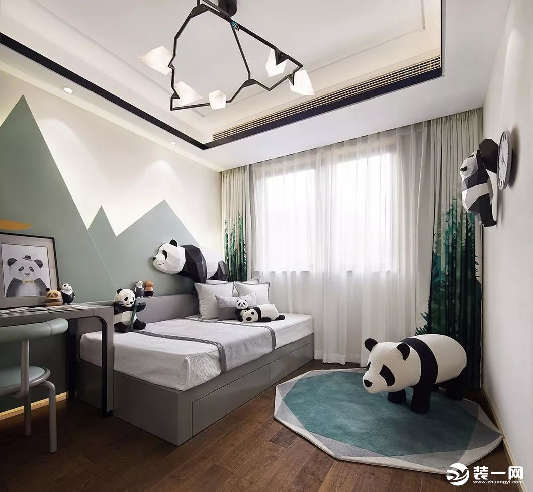 在儿童房里，设计师取用的自然意象是憨态可掬的熊猫以及它们生活的青翠竹林，以大小不一、型态各异、形制有