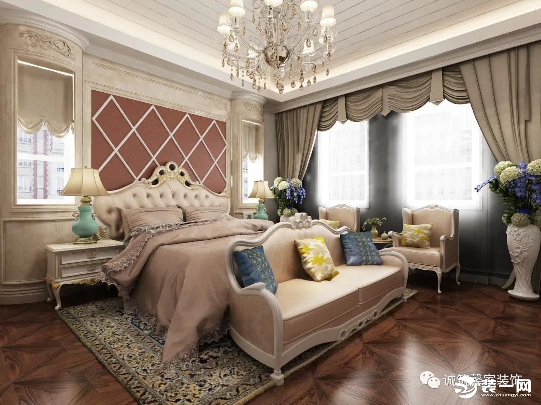  卧室天花造型通过线条的变化增强立面的视觉延伸，水晶吊灯搭配咖色的家具让空间增添了优雅、古典的韵味。