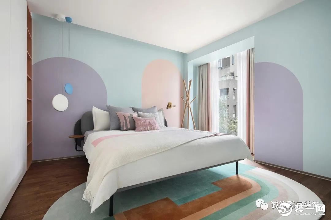 儿童房包括卧室与书房。儿童房主体采用活泼的色调，屋内设计简洁明朗，为孩子活动提供了场地。