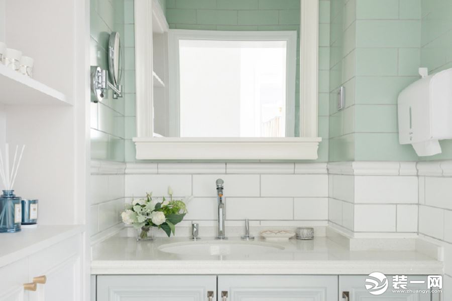 卫生间的瓷砖用了浅绿色和白色的小方砖，干湿区分离，旁边的收纳柜摆上随手用的洗漱品，方便。