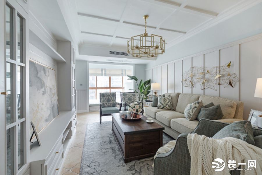 狭长型的客厅，以白色为主色调，穿插着浅米色的护墙板，比较小清新的感觉，轻松舒适。
