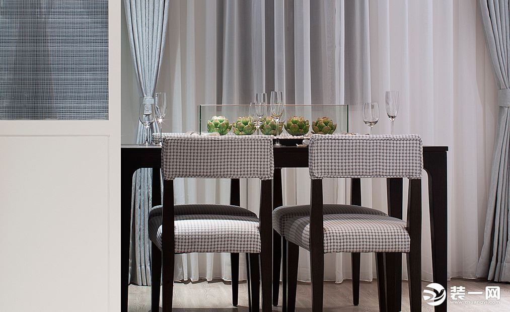 客餐厅采用了相同的窗帘，配上不同造型的灯具，打造出浪漫气氛，素净格子的布艺餐椅更填几分温柔感。