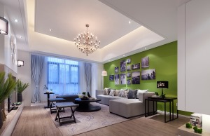 客厅视野开阔，四周的小壁灯将房间映照的十分通透，绿色的沙发背景墙更显的生机。黑白的照片、风景画主轴对