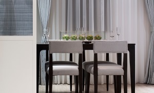 客餐厅采用了相同的窗帘，配上不同造型的灯具，打造出浪漫气氛，素净格子的布艺餐椅更填几分温柔感。