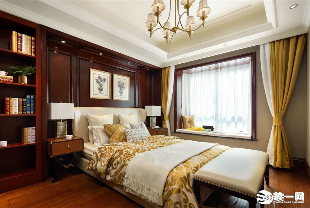 客房映入眼帘的是那满墙木饰面的床头背景墙，选择白色床头靠背显得房间宽敞明亮，简单的床头灯干净利落大方