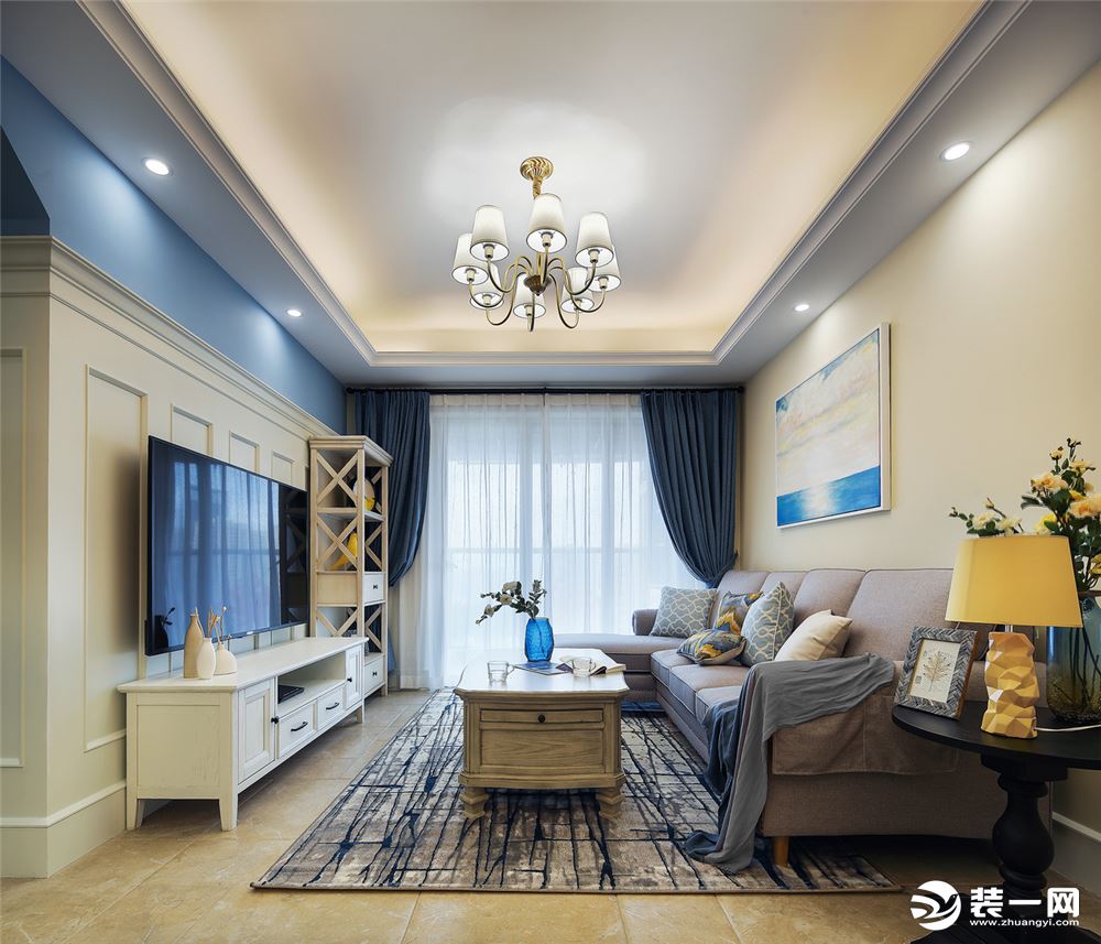 客厅在轻柔烟蓝色调的基础上，用简洁的象牙米白色与白色木饰面搭配