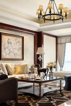 客厅镂空造型装饰优雅，四方的茶几简单不失稳重
