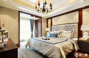 主卧深色橡木木饰面框增加了主卧室的立体感觉，淡蓝色丝绒床头搭配简单的床头柜让整个房间干净优雅