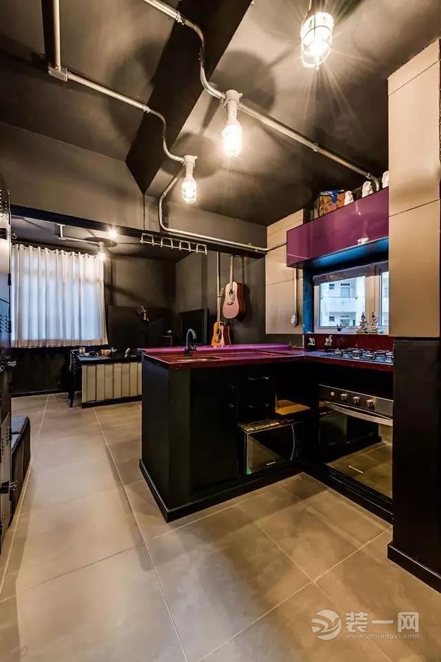 厨房由黑色和紫色构成，这两种颜色本身就充满了神秘感，这样的混搭让酷炫的风格展露无疑。裸露的灯管和柔和