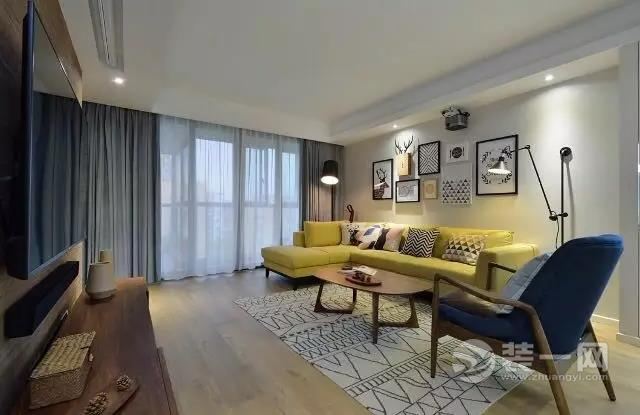 ▲为了营造轻松休闲的客厅空间，特意在家具的选择上用了芥末黄和蓝色的搭配，再配以线条感丰富的北欧几何图