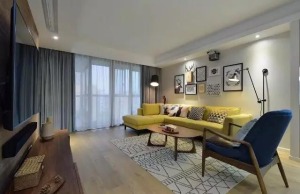 ▲为了营造轻松休闲的客厅空间，特意在家具的选择上用了芥末黄和蓝色的搭配，再配以线条感丰富的北欧几何图