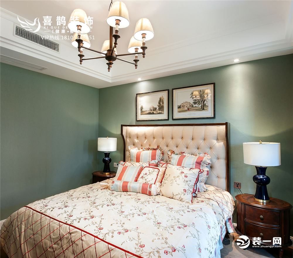 卧室布置温馨，多用温馨柔软的成套布艺来装点，同时在如软装和用色上非常统一。