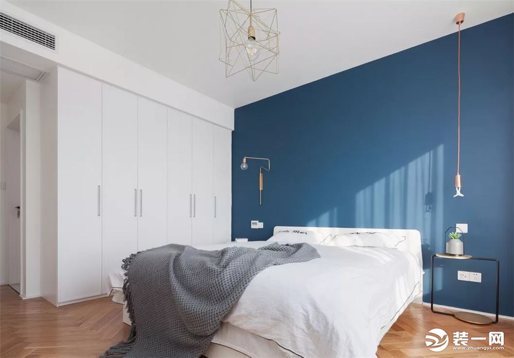 卧室蓝白色调交相辉映，清新脱俗，为整个空间带来沉静低调的氛围。