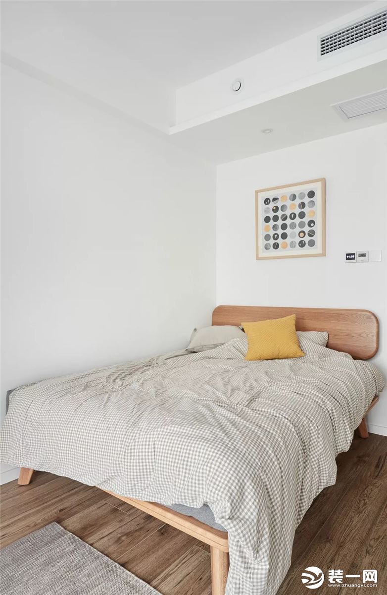 次卧的设计和布置都以简约自然为主，大白墙结合原木家具，带给人清新舒适的大自然气息。
