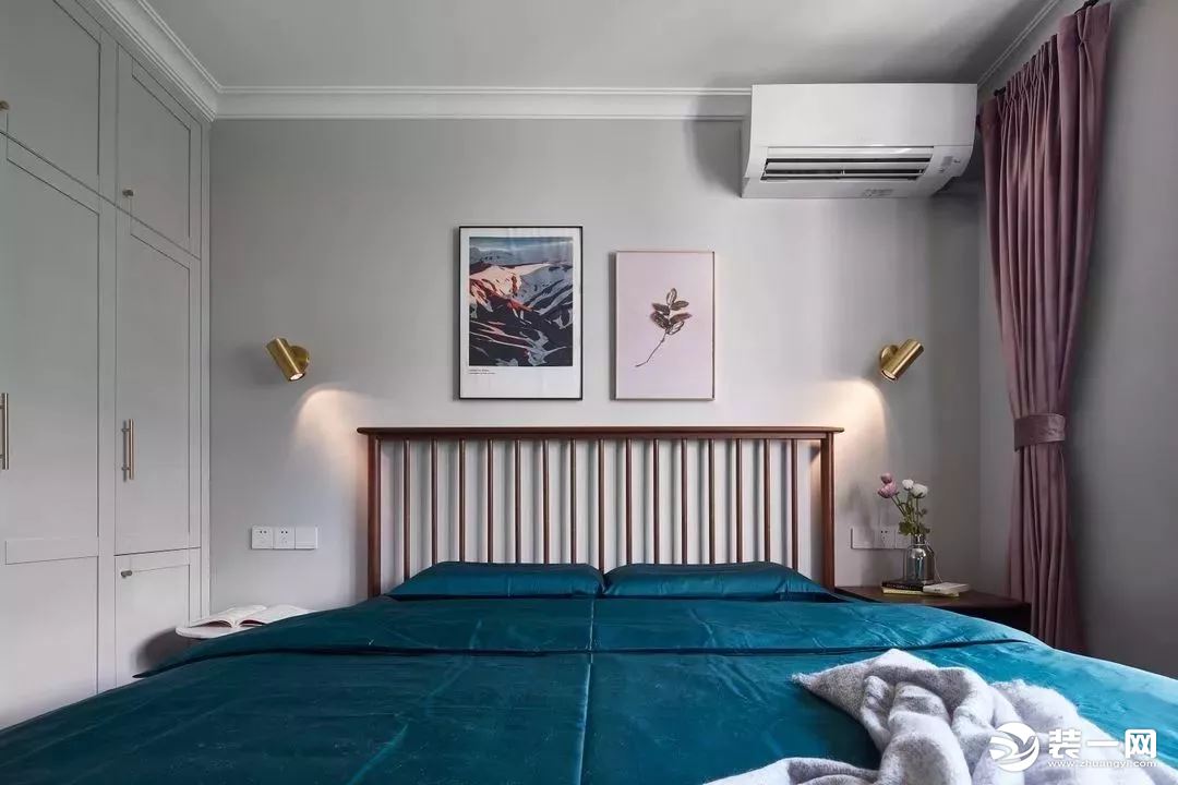 主卧室的墙面刷成了灰色系，搭配墨绿色的床品、铜绿色的壁灯和胡桃木的床和床头柜，既彰显了简洁感，又让人