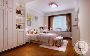 儿童房的设计以暖粉色和白色为空间的主基调，俏皮童趣的挂画，活泼灵动的背后，是精心的考量和推敲