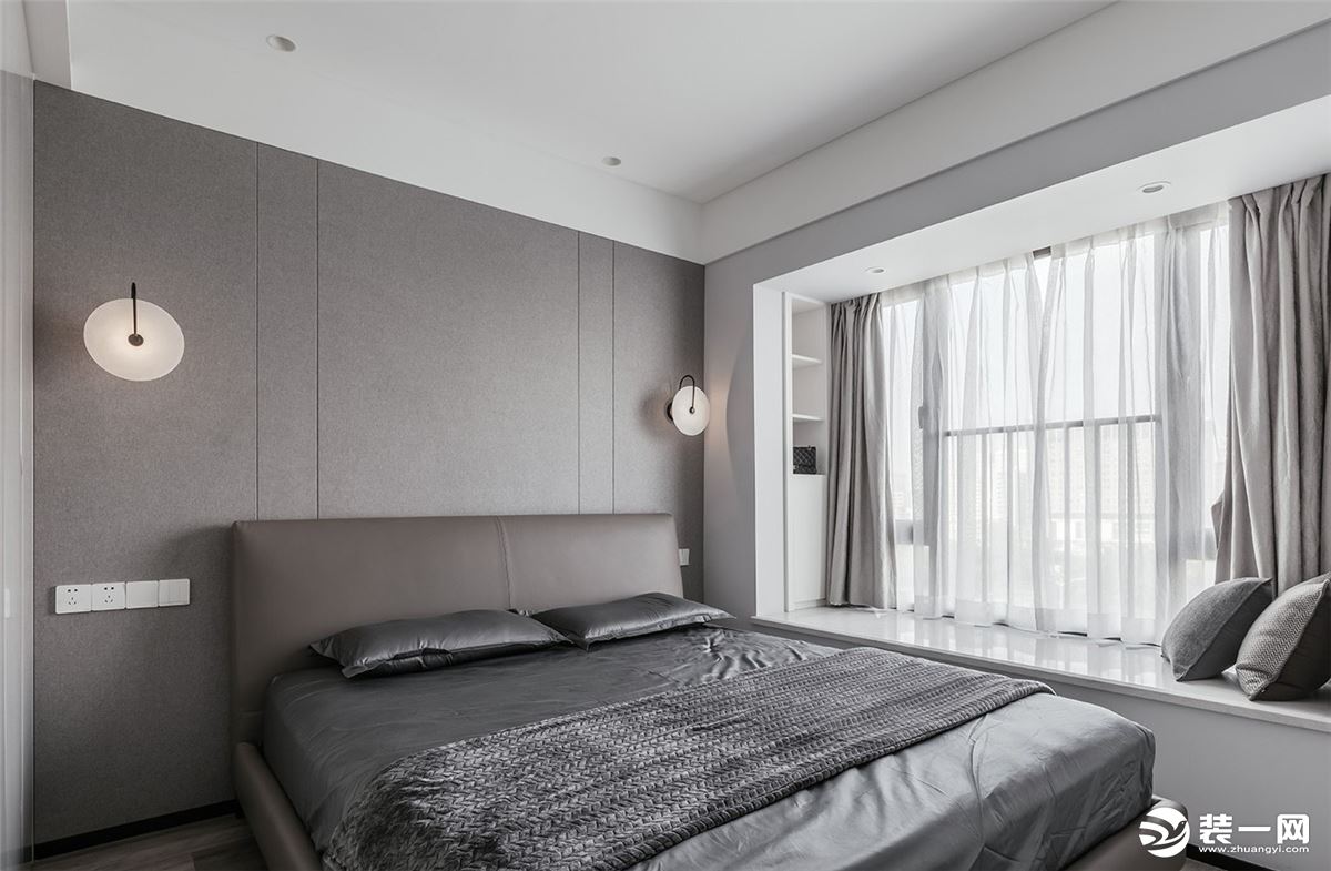 卧室采用灰色，近几年灰色很流行与卧室墙体颜色，整体提高家的质感，阳台榻榻米光线通透