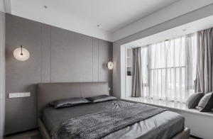 臥室采用灰色，近幾年灰色很流行與臥室墻體顏色，整體提高家的質感，陽臺榻榻米光線通透