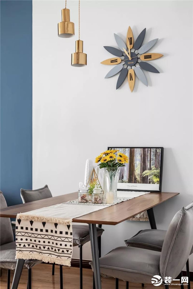 木质餐桌+灰色软包桌椅的组合式搭配，高级却不高冷；而高低错落的金属灯具打破空间线条，增添动感；