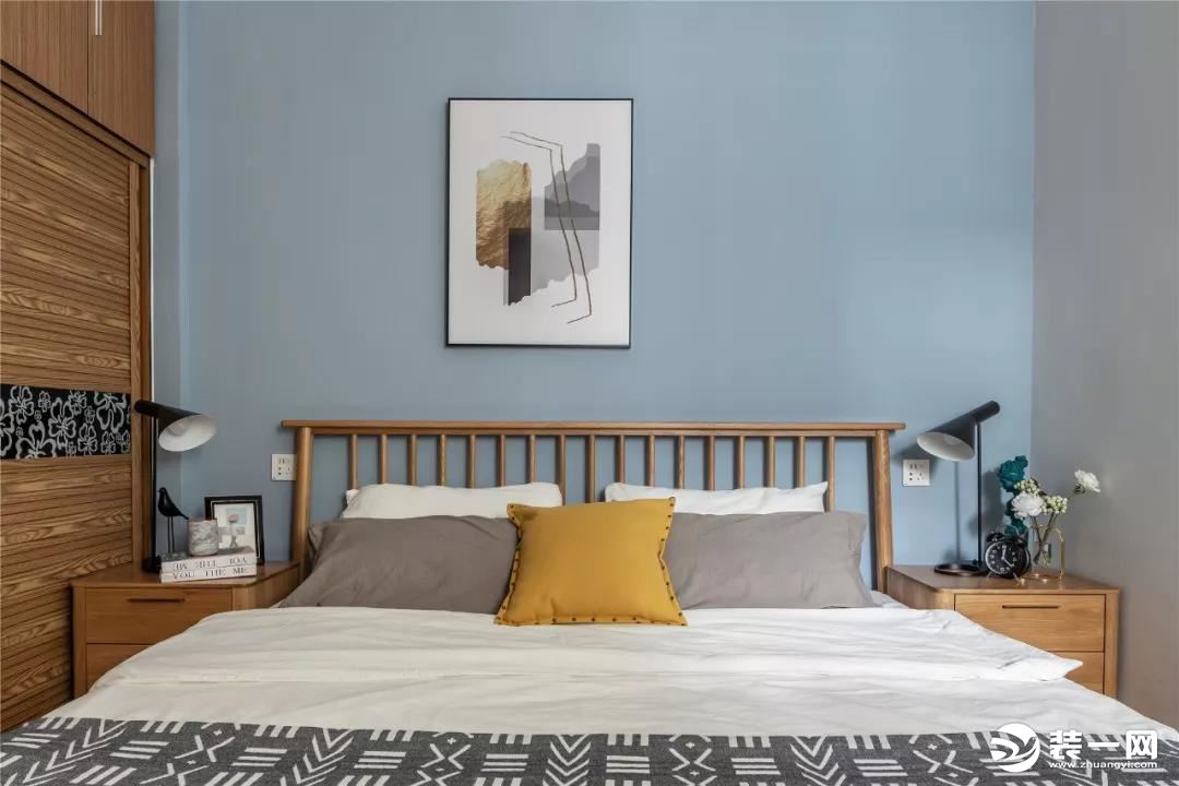  原木床+床头柜搭配舒适的床品，姜黄色的抱枕给空间带来一抹亮色，旨在打造舒适温馨的睡眠空间。