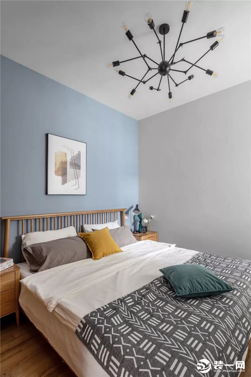 次卧的采光不是很好，设计师通过将墙面刷成蓝色来增加空间明亮的视觉效果。