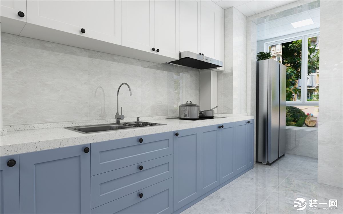 厨房用浅蓝色的橱柜，白色的吊柜 做饭也有好心情