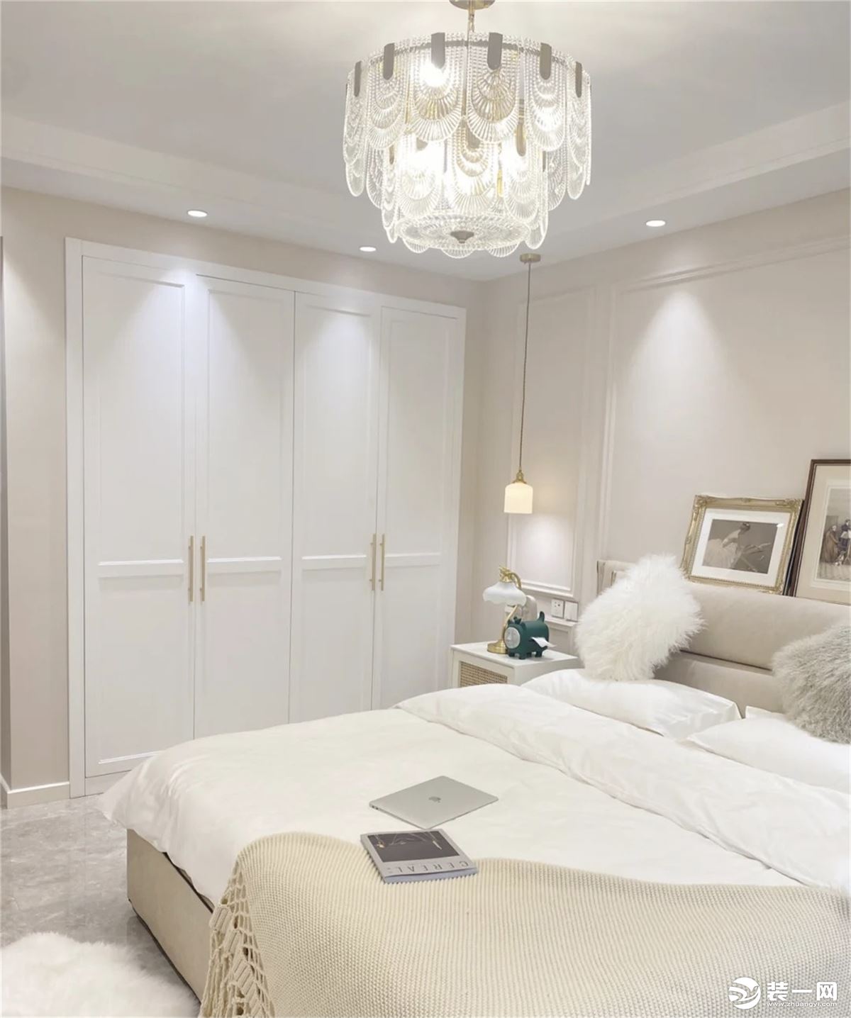 卧室;就更加显得安静舒适，自然的木质搭配浅色平衡美感。