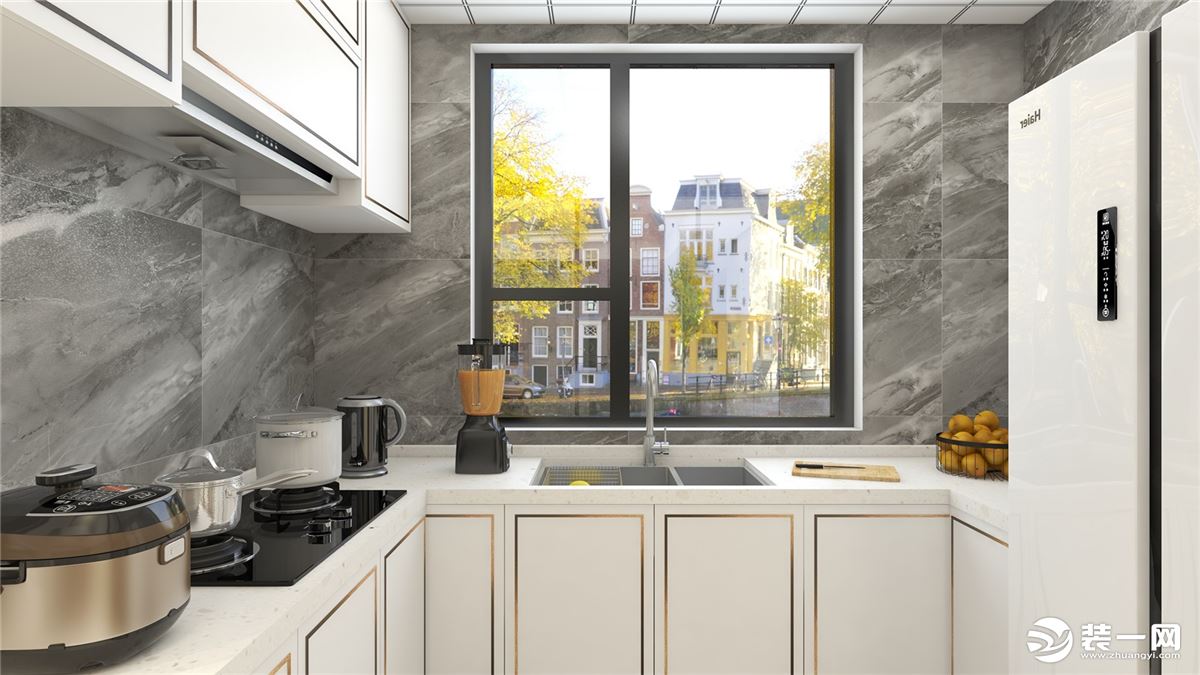 厨房柜门采用金色线条点缀，免拉手设计，这样方便客户的使用。
