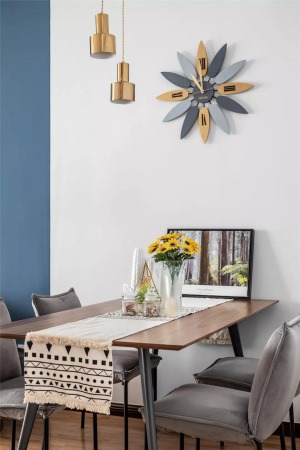 木质餐桌+灰色软包桌椅的组合式搭配，高级却不高冷；而高低错落的金属灯具打破空间线条，增添动感；