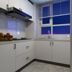 厨房的空间，U型橱柜增加了做饭放置电器空间