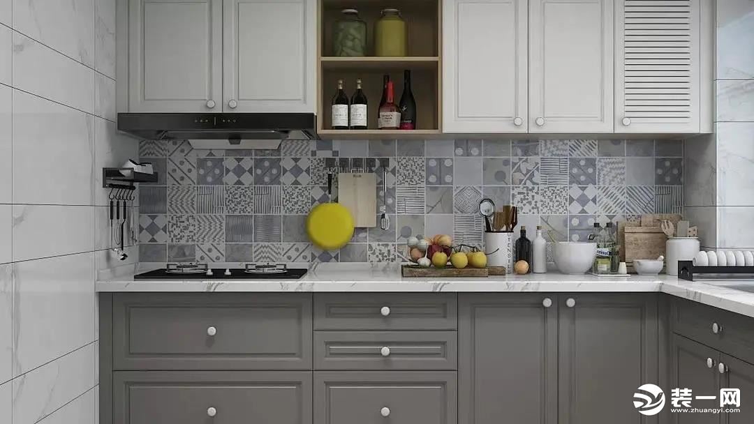 厨房采用L型的布局，能够发挥最大的空间价值。鱼肚白的大理石瓷砖、细腻又通透；缤灰和白色的色彩过渡，墙