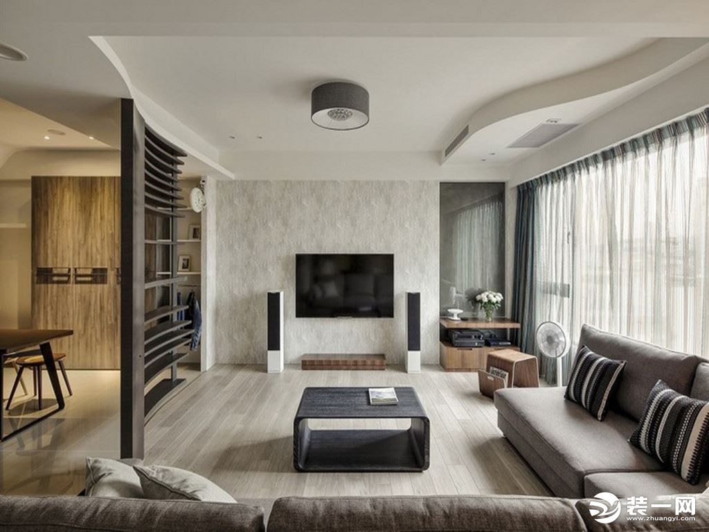 客厅以原木地板和浅色壁纸来营造简素，利用几何收纳式屏风强调空间性；简约地实木家具陈列在空间，带了设计