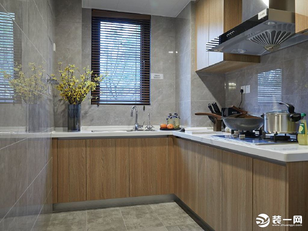 厨房以灰色调砖铺贴墙面与地面，台面也是白色，让空间色调和谐，功能性十足的厨房，让生活利落而简单，烹调