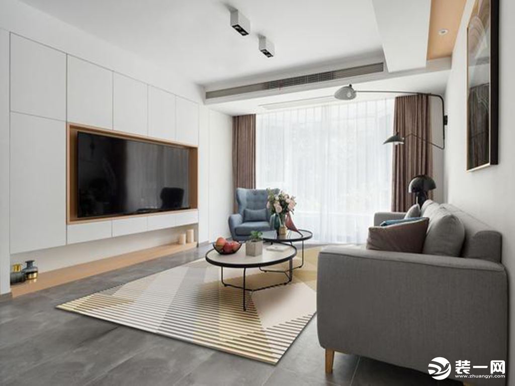 客厅没有多余装饰元素的大白墙搭配简洁的原木色，以极简的设计凸显出北欧风的魅力。电视背景墙做大面积的储