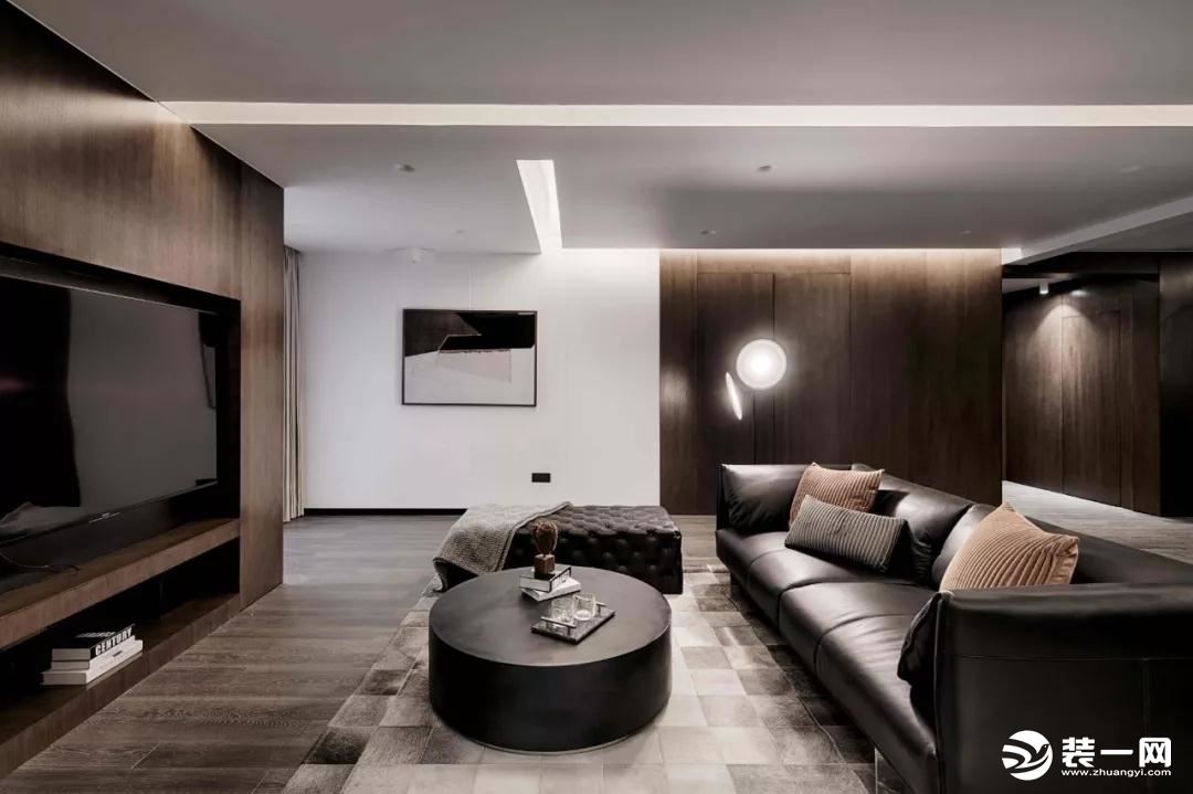 黑色沙发和白色墙面的承托，让空间更加明亮时尚，不至于太过冰冷。多种色彩的和谐碰撞，打造出这个现代都市