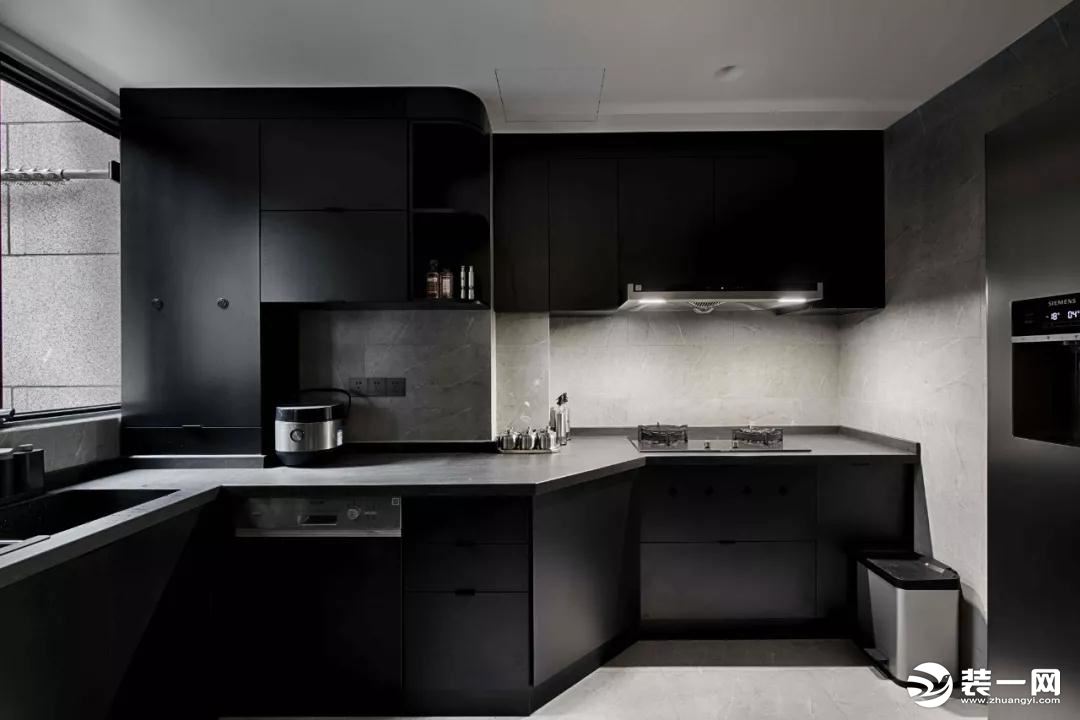 黑色的中厨，尽显简约时尚之感。宽阔的大厨房，为这个家带来了足够的功能需求和生活空间。