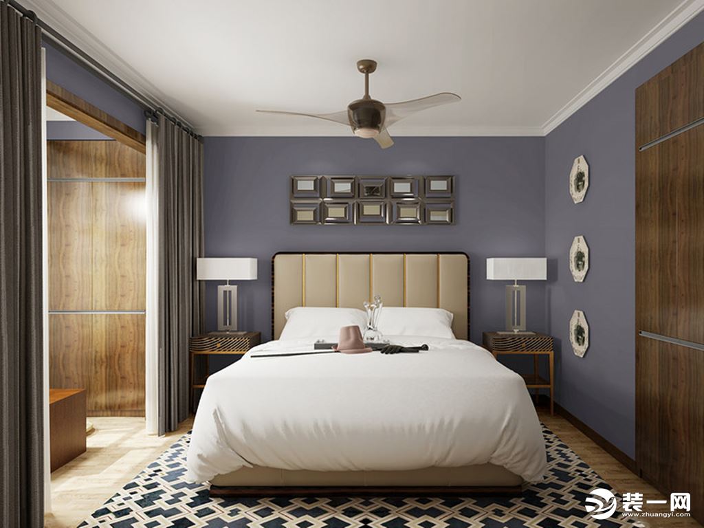 卧室的墙面粉刷紫色漆，柔雅而富有轻奢感，墙面的摆饰点缀出一种几何艺术，而黑白条纹黄铜床头柜搭配台灯对