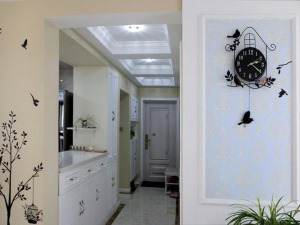 在欧式风格的家居空间里，灯饰设计选择具有西方风情的造型，比如壁灯，在整体明快、简约、单纯的房屋空间里