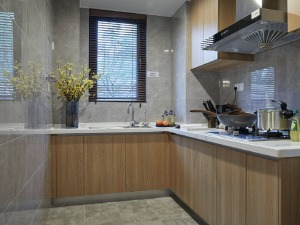 厨房以灰色调砖铺贴墙面与地面，台面也是白色，让空间色调和谐，功能性十足的厨房，让生活利落而简单，烹调