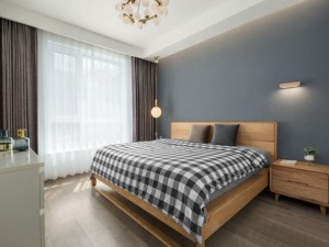 卧室以纯净的灰色为主调，佐以自然温柔的木质床与床头柜，营造安宁静谧的空间氛围。清雅的灰蓝如海水般沉静
