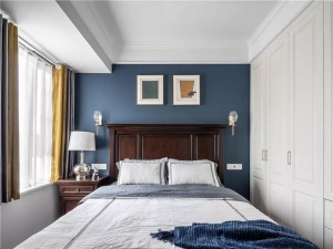 卧室背景墙使用雾霾蓝，墙面使用经典的美式壁灯，消除单色的枯燥和分散视觉，放松双眼。