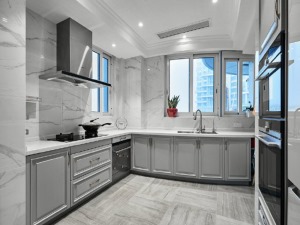  L形布置的厨房，操作很方便;白色系的地板、白色台面和墙砖与灰色橱柜搭配，营造出简洁又清新的厨房。