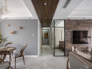 走廊连接着两厅并通往各个房间，整体空间布置上，丰富的材质和雅致平和的色调，让空间透着一种耐人寻味的独