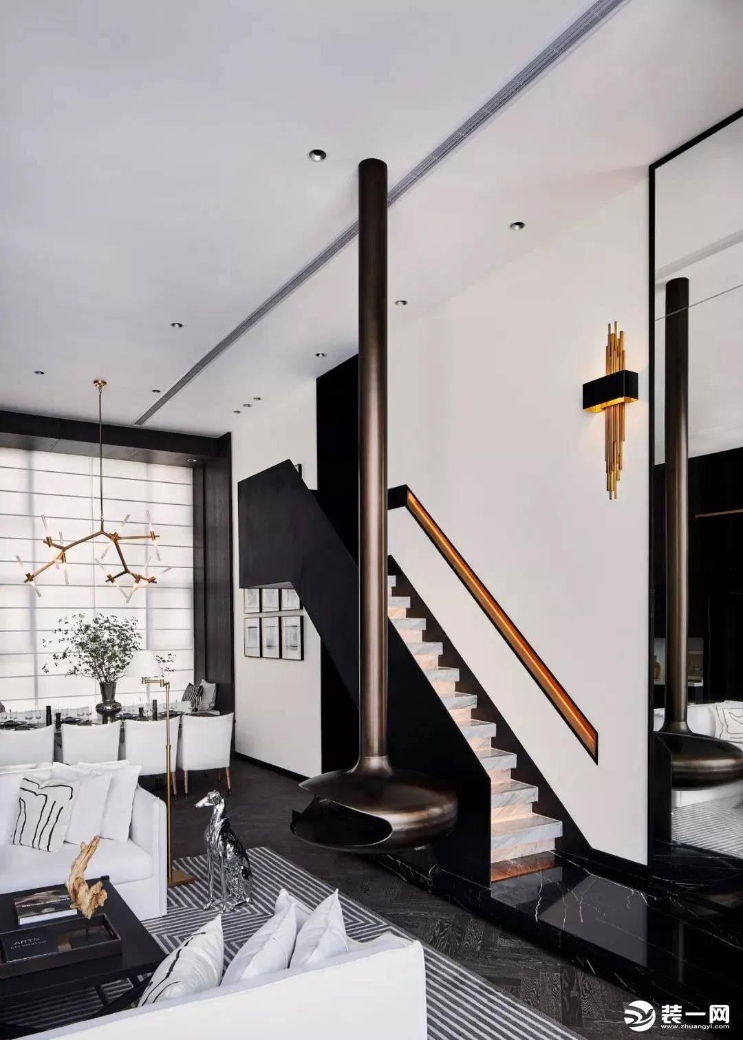 客厅旁边的楼梯，黑色的楼梯主题，靠墙位置加入一个灯带扶手造型，而楼梯大理石质感的踏步也是在每一极台阶
