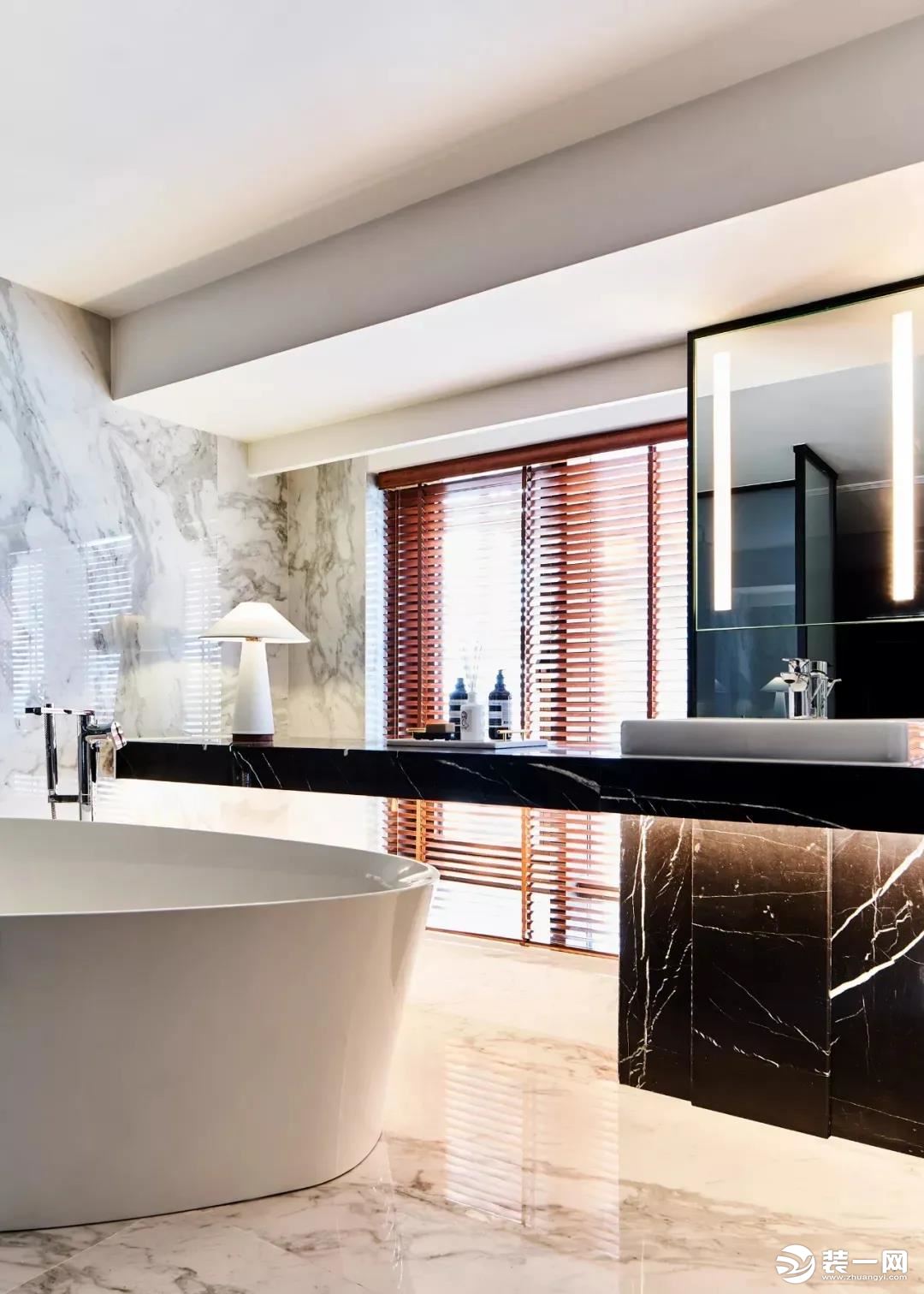 卫生间采用了“调光玻璃”的设计，让淋浴房内的玻璃可以在透明与雾化之间变换，大大的浴缸布置，也让卫浴空