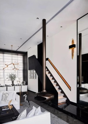 客廳旁邊的樓梯，黑色的樓梯主題，靠墻位置加入一個燈帶扶手造型，而樓梯大理石質感的踏步也是在每一極臺階