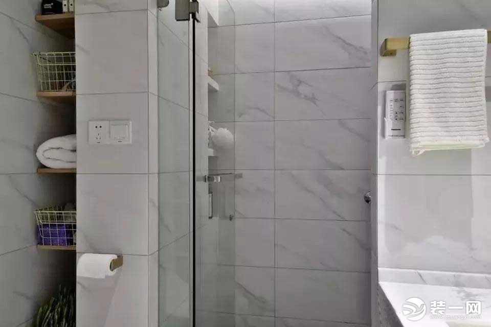 西安路80㎡北欧风格两居室卫生间效果图壁龛设计，巧妙地解决了卫浴用品没地方摆的尴尬，创意满满。