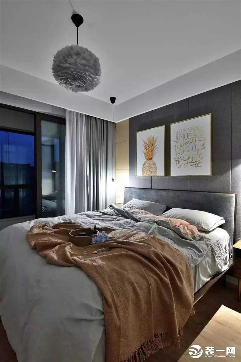 西安路80㎡北欧风格两居室卧室效果图床头的背景墙采用软包，加上装饰画，效果十分好！