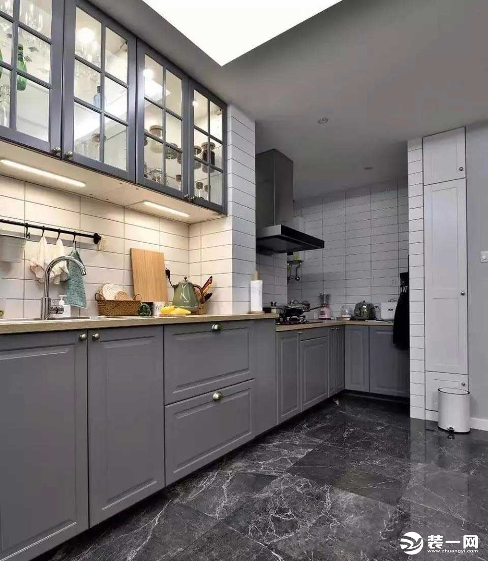 西安路80㎡北欧风格两居室厨房效果图厨房时一个长长的L型，搭配的灰蓝色橱柜和纯白色墙砖特别搭